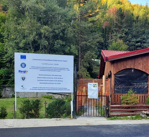 The closed sign and locked gate to Peonari Castle.